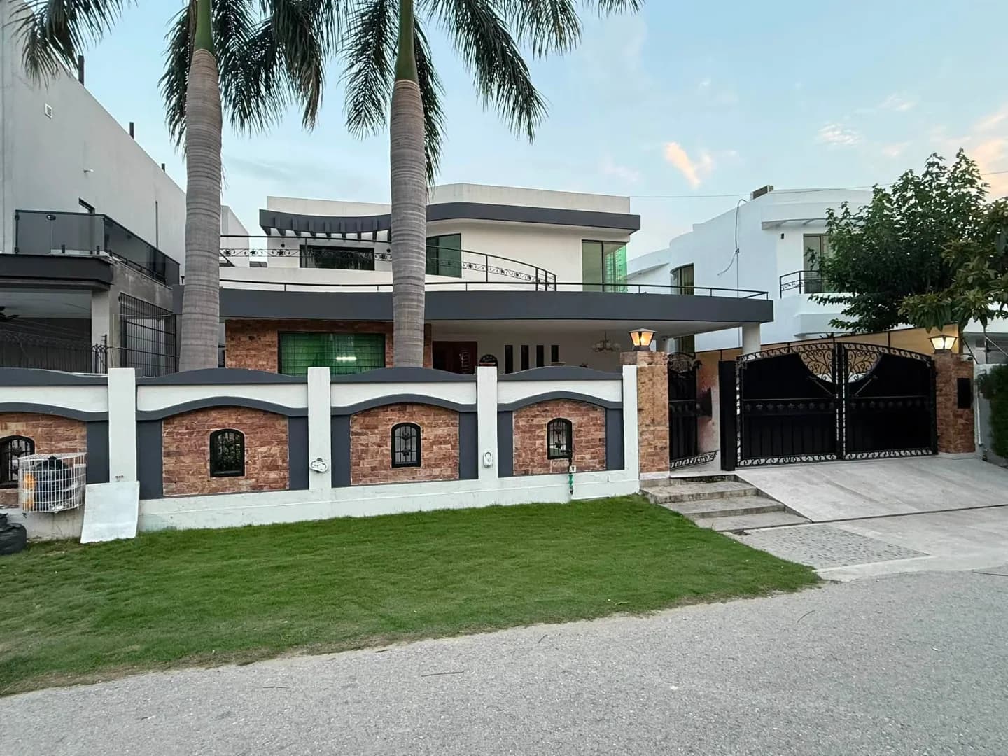 Exceptional 1 Kanal Owner-Built Fully Furnished & Renovated House with Basement for Sale in DHA Phase 4, Lahore - Photo 1
