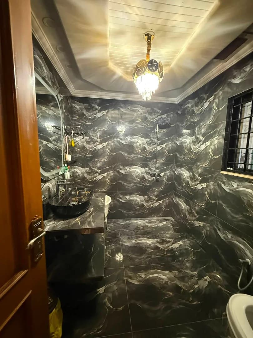 Exceptional 1 Kanal Owner-Built Fully Furnished & Renovated House with Basement for Sale in DHA Phase 4, Lahore - Photo 3