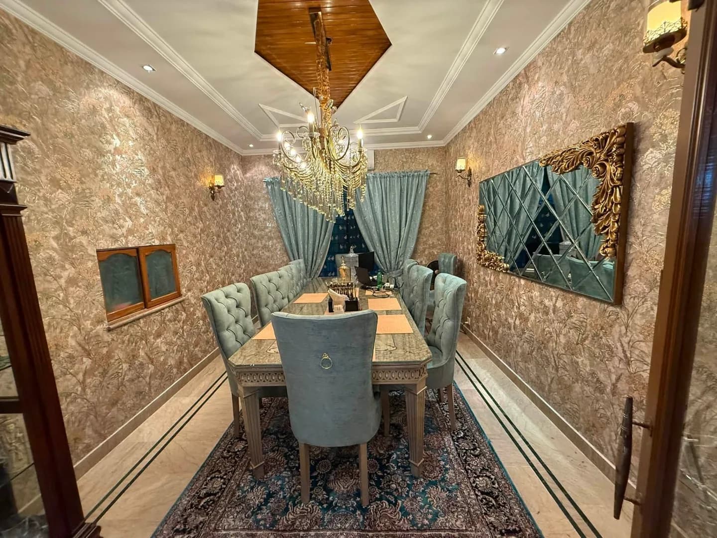 Exceptional 1 Kanal Owner-Built Fully Furnished & Renovated House with Basement for Sale in DHA Phase 4, Lahore - Photo 5