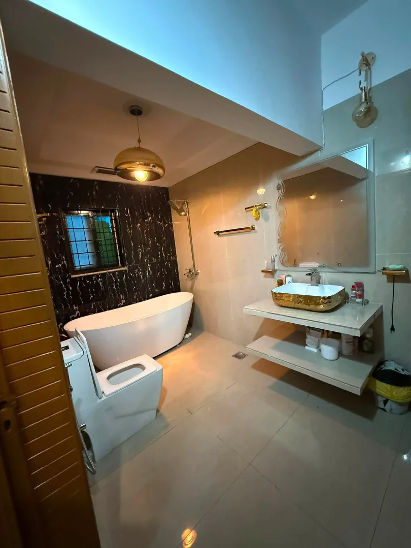 Exceptional 1 Kanal Owner-Built Fully Furnished & Renovated House with Basement for Sale in DHA Phase 4, Lahore - Photo 6