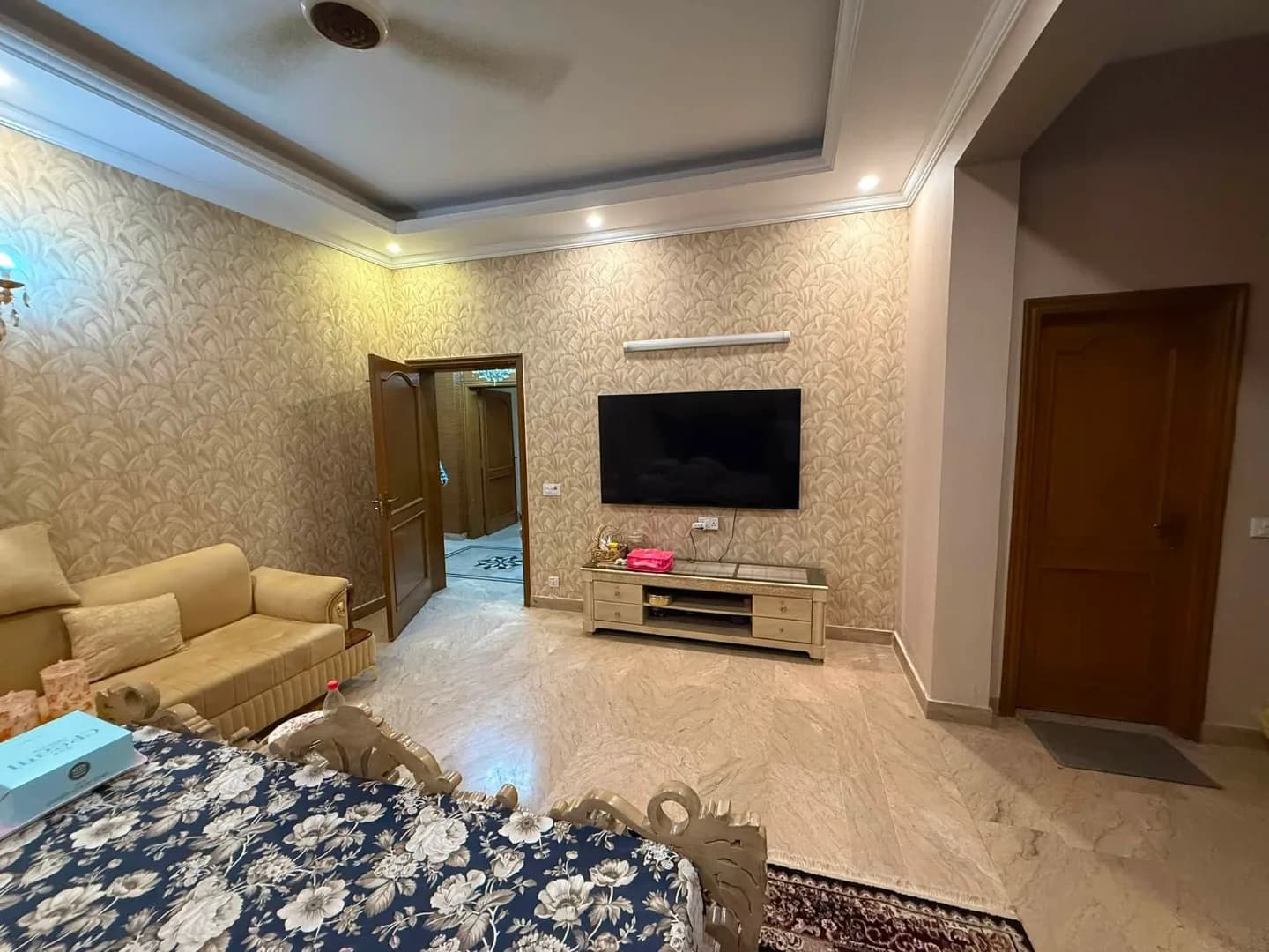 Exceptional 1 Kanal Owner-Built Fully Furnished & Renovated House with Basement for Sale in DHA Phase 4, Lahore - Photo 7