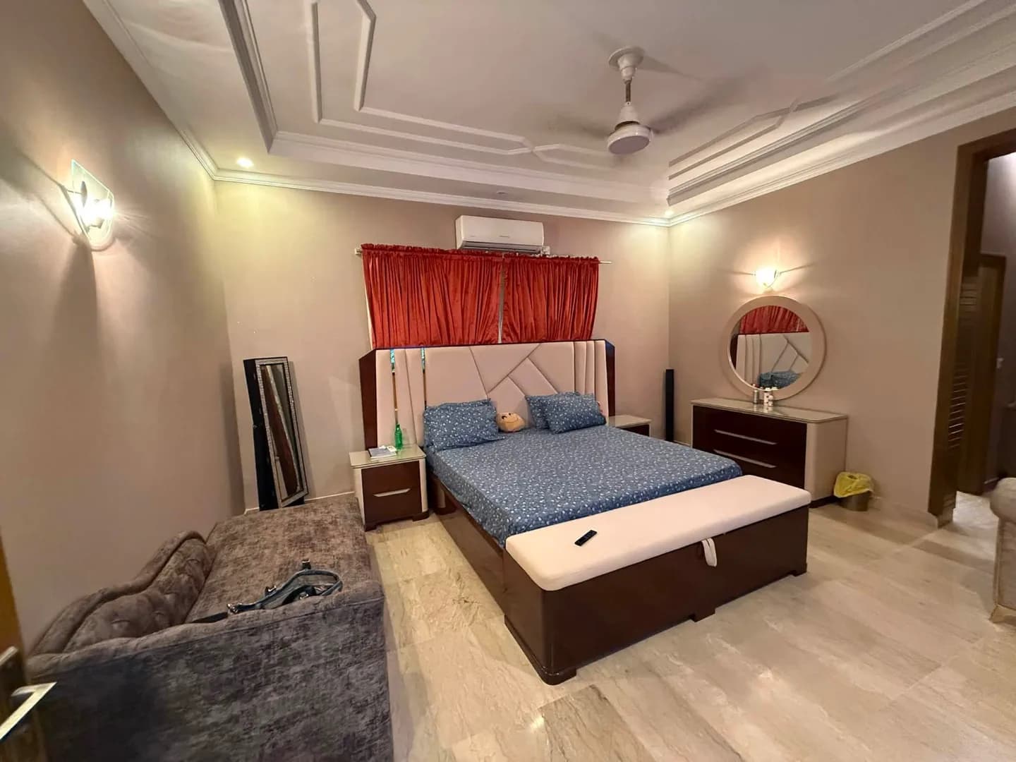 Exceptional 1 Kanal Owner-Built Fully Furnished & Renovated House with Basement for Sale in DHA Phase 4, Lahore - Photo 10