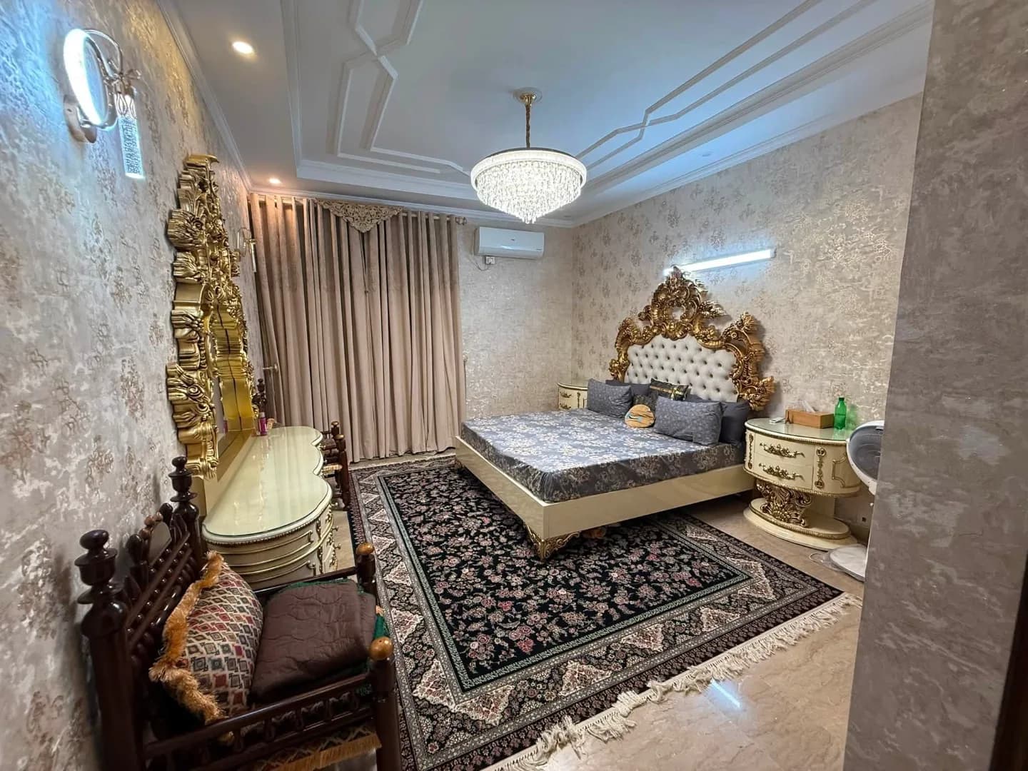 Exceptional 1 Kanal Owner-Built Fully Furnished & Renovated House with Basement for Sale in DHA Phase 4, Lahore - Photo 11