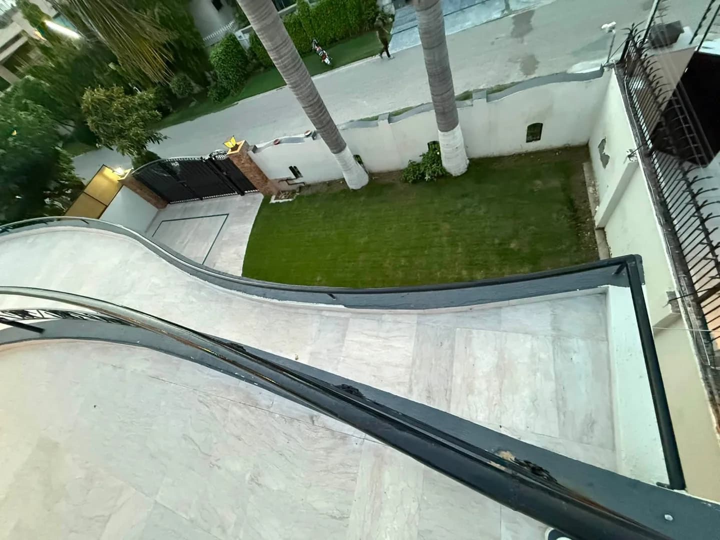 Exceptional 1 Kanal Owner-Built Fully Furnished & Renovated House with Basement for Sale in DHA Phase 4, Lahore - Photo 14
